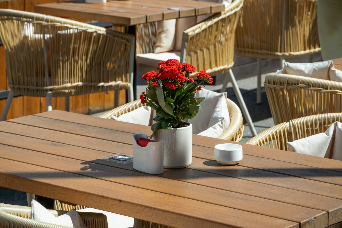 Tables dressées en terrasse pour une pause café